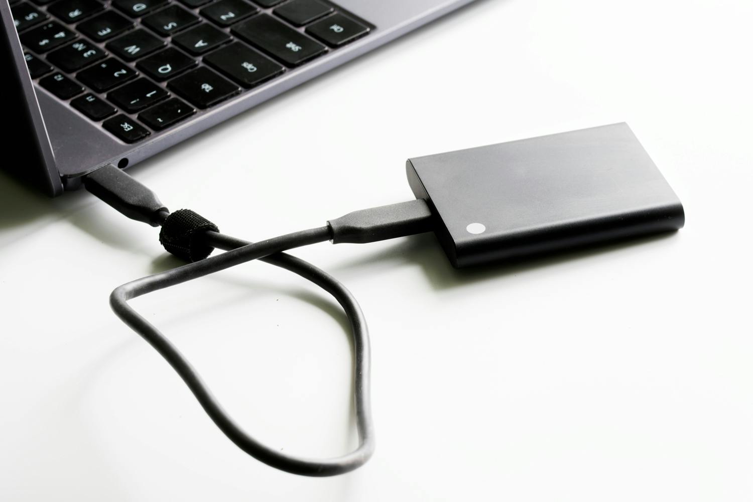 Det kabel, der følger med harddiske er ofte ret kort, men giver fuld hastighed fra harddisken. Det kabel, der følger med harddiske er ofte ret kort, men giver fuld hastighed fra harddisken.